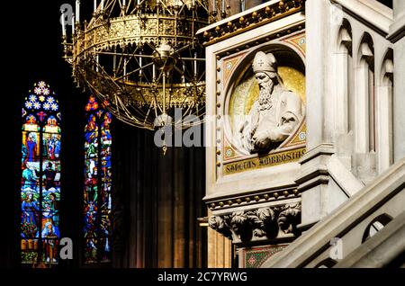 Interno della famosa Votivkirche neo gotica (Chiesa votiva) di Vienna, costruita dall'arciduca Ferdinando Massimiliano dopo il fallito tentativo di assassinio Foto Stock