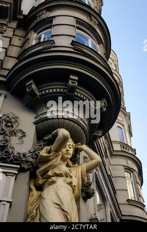 Particolare esterno di un palazzo storico a Graben, strada principale del centro di Vienna (Austria) Foto Stock