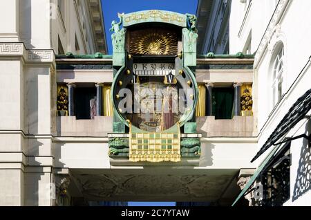 L'Ankerurh (Anker Clock), famoso orologio in stile art nouveau del 1919 a Hoher Markt, importante piazza di Vienna (Austria) Foto Stock