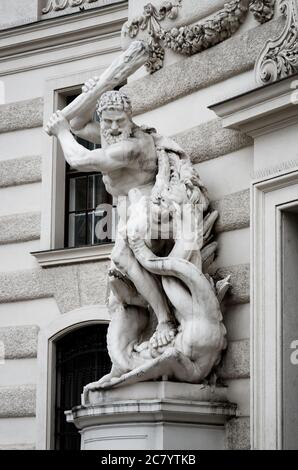 Statua di Eracle che sconfigge l'idrata lernaea di Vienna, particolare della facciata del palazzo imperiale di Hofburg da piazza Michaelerplatz Foto Stock