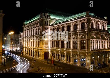 Il Wiener Staatsoper, Teatro dell'Opera di Vienna seef da Albertinaplatz di notte Foto Stock