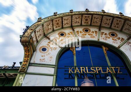 Karlsplatz Stadtbahn Station a Vienna (Austria), antico padiglione della metropolitana dell'architettura jugendstil del XIX secolo Foto Stock