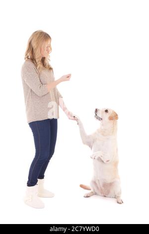 giovane donna con cane isolato su sfondo bianco Foto Stock