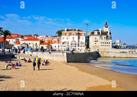 CASCAIS, PORTOGALLO - 19 MARZO: Praia do Peixe Beach e Passeio Dom Luis i il 19 marzo 2014 a Cascais, Portogallo. Cascais è una famosa vacanza estiva Foto Stock