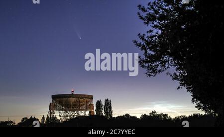 La cometa Neoswise nel cielo sopra il telescopio Lovell a Jodrell Bank in Cheshire. Foto Stock
