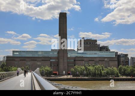 L'esterno della galleria d'arte Tate Modern e il Millennium Bridge a Londra, Inghilterra, Regno Unito Foto Stock