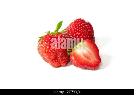 Fragole fresche isolate su sfondo bianco. Foto Stock
