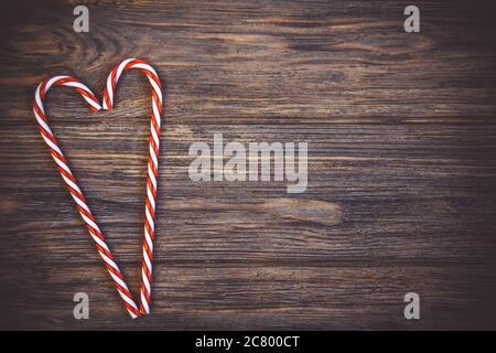Carta giorno di san valentino. Forma del cuore di canna da zucchero su sfondo scuro di legno rustik. Copia spazio Vista dall'alto Foto Stock