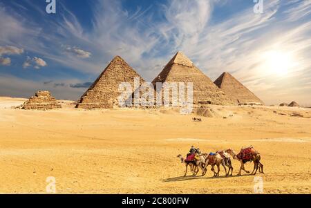 Piramidi di Giza e il deserto dell'Egitto sotto il bel cielo dell'Africa Foto Stock