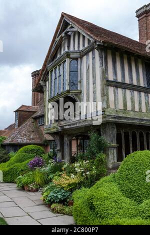 Fronte a timpano del Great Dixter Manor, costruito intorno al 1450, Northiam, East Sussex, Inghilterra, Regno Unito Foto Stock