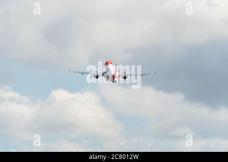 Aeroporto di Londra Southend, Essex, Regno Unito. 20 Luglio 2020. Dopo la messa a terra del suo aeromobile a causa del blocco COVID-19 Coronavirus, easyJet ha fatto volare il suo primo servizio ripreso dall'aeroporto di Southend a Londra quando il volo numero EZY7415 (previsto per le 10:05) è partito dall'aeroporto diretto ad Alicante in Spagna. Sebbene easyJet sia dovuto chiudere la propria base, alcuni voli continueranno a servire Southend Foto Stock