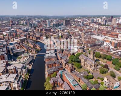 Maggio 2020, Regno Unito: Leeds Minster e River Aire dall'alto Foto Stock