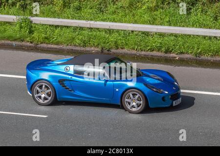 2011 Blue Lotus Elise Car Roadster benzina da 1794 cc, due posti, trazione posteriore, roadster a motore medio; veicoli in movimento per traffico veicolare, automobili che guidano su strade del Regno Unito, motori, motori sulla rete autostradale M6. Foto Stock