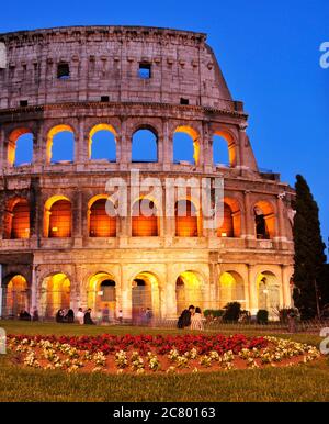 ROMA, ITALIA - 17 APRILE: Il Colosseo al crepuscolo il 17 aprile 2013 a Roma, Italia. Il Colosseo è un simbolo iconico di Roma e uno dei più popolati Foto Stock