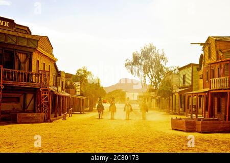 TABERNAS, SPAGNA - SETTEMBRE 18: Mostra Cowboys in una vecchia città ovest a Fort Bravo/Texas Hollywood il 18 settembre 2014 a Tabernas, Spagna. Fort Bravo è Foto Stock