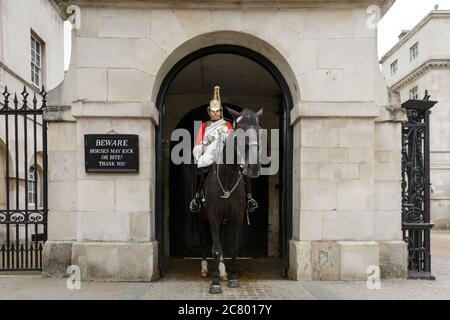 Soldato montato della Queen's Guards, divisione di famiglia, a cavallo di fronte al Horse Guards Building, Whitehall, Londra Foto Stock