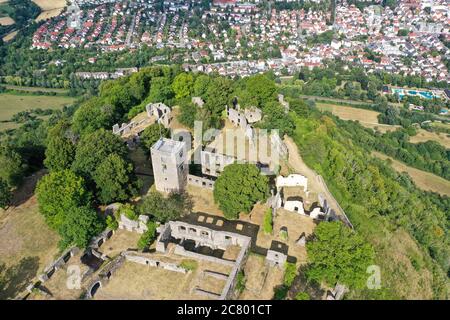 Singen am Hohentwiel, Germania. 14 luglio 2020. Le rovine della fortezza sul vulcano Hegau Hohentwiel sono illuminate dal sole serale. Con nove ettari, la rovina è la più grande rovine di castello accessibile in Germania. Credit: Felix Kästle/dpa/Alamy Live News Foto Stock