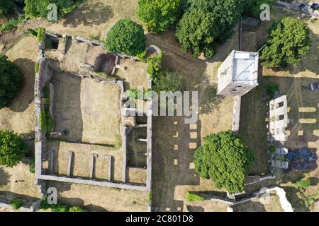 Singen am Hohentwiel, Germania. 14 luglio 2020. Le rovine della fortezza sul vulcano Hegau Hohentwiel sono illuminate dal sole serale. Con nove ettari, la rovina è la più grande rovine di castello accessibile in Germania. Credit: Felix Kästle/dpa/Alamy Live News Foto Stock