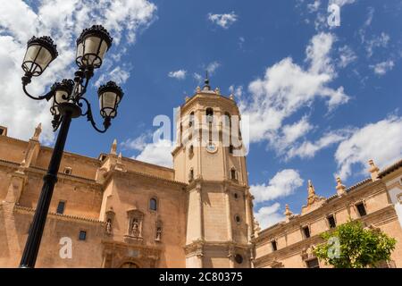 Via la luce e la torre di San Patricio chiesa in Lorca, Spagna Foto Stock