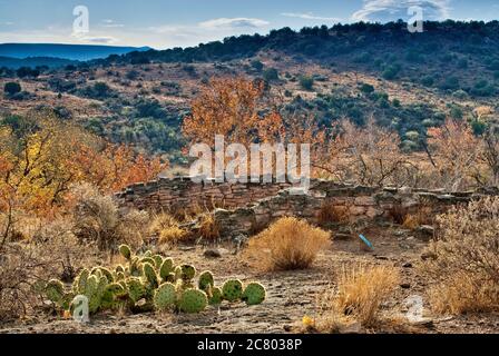 Rovine Pueblo a Montezuma bene, deserto di sonora vicino a Camp Verde, Arizona, Stati Uniti Foto Stock