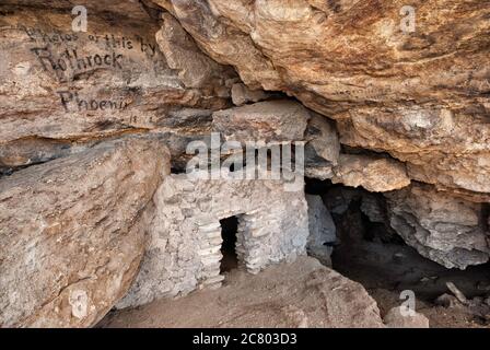 Swallet Pueblo rovina a Montezuma Well, deserto di sonora vicino a Camp Verde, Arizona, Stati Uniti Foto Stock