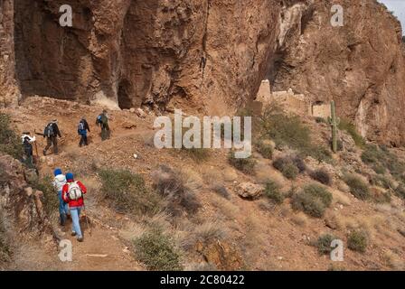 I visitatori possono fare escursioni a piedi nella residenza di Upper Cliff al Tonto National Monument, nelle Superstition Mountains, nel deserto di sonora, in Arizona, USA Foto Stock