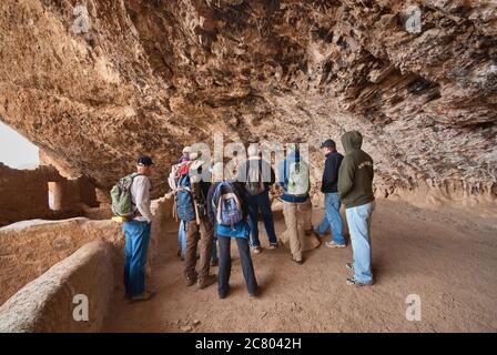 Visitatori di Upper Cliff Dwelling presso il monumento nazionale Tonto, nelle Superstition Mountains, nel deserto di sonora, in Arizona, USA Foto Stock