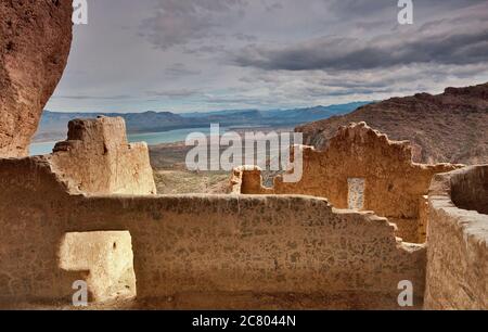 Upper Cliff Dwelling, Theodore Roosevelt Lake in Distance, Sonoran Desert al Tonto National Monument, in Superstition Mountains, Arizona, USA Foto Stock