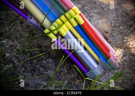 Timmendorf, Germania. 13 luglio 2020. Un fascio di tubi vuoti colorati per la successiva posa di cavi in fibra ottica può essere visto a Timmendorf, sull'isola baltica di Pole. Credit: Jens Büttner/dpa-Zentralbild/dpa/Alamy Live News Foto Stock