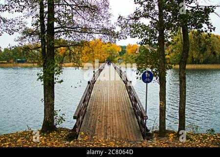 TRAKAI, LITUANIA - 17 OTTOBRE 2017: Ponte e canto nel parco Foto Stock