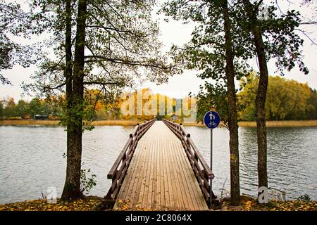 TRAKAI, LITUANIA - 17 OTTOBRE 2017: Ponte e canto nel parco Foto Stock