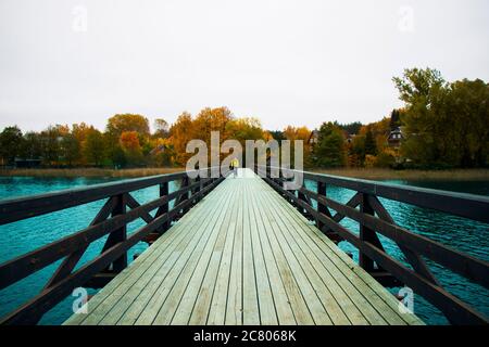 TRAKAI, LITUANIA - 17 OTTOBRE 2017: Ponte e canto nel parco Foto Stock