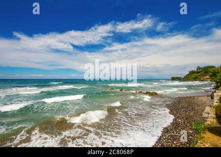 Onde che si infrangono sulla spiaggia di Argassi, isola di Zante, Grecia Foto Stock