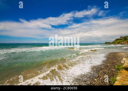 Onde che si infrangono sulla spiaggia di Argassi, isola di Zante, Grecia Foto Stock