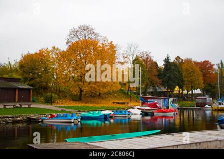 TRAKAI, LITUANIA - 17 OTTOBRE 2017: Barche vicino alla spiaggia nel parco. Foto Stock