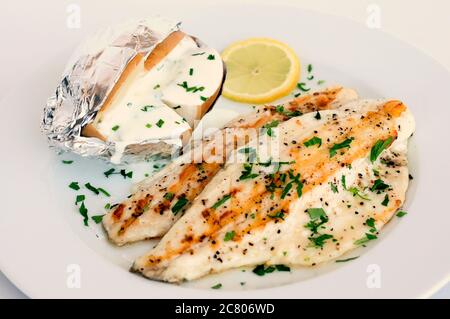 Orata di testa dorata al forno (Sparus aurata) e patate in foglio Foto Stock