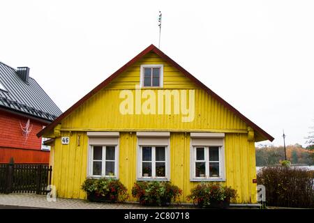 TRAKAI, LITUANIA - 17 OTTOBRE 2017: Esterno di una vecchia casa di villaggio in legno a Trakai. Foto Stock
