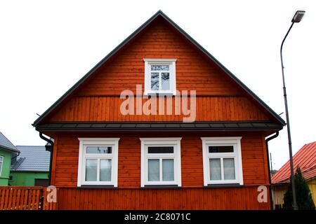 TRAKAI, LITUANIA - 17 OTTOBRE 2017: Esterno di una vecchia casa di villaggio in legno a Trakai. Foto Stock