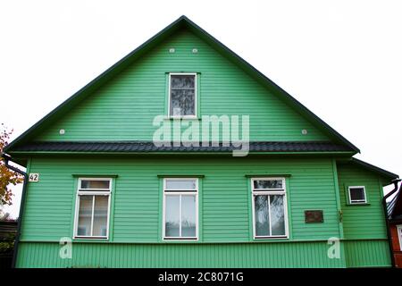 TRAKAI, LITUANIA - 17 OTTOBRE 2017: Esterno di una vecchia casa di villaggio in legno a Trakai. Foto Stock