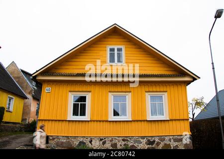 TRAKAI, LITUANIA - 17 OTTOBRE 2017: Esterno di una vecchia casa di villaggio in legno a Trakai. Foto Stock