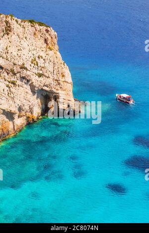 Grotte blu sull'isola di Zante, come si vede dal belvedere Skinari Foto Stock