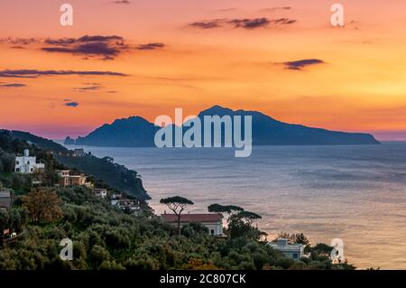 Massa Lubrense, Italia. 12 gennaio 2011. Tramonto mozzafiato sull'isola di Capri. La costa di massa Lubrense in primo piano. Foto Stock