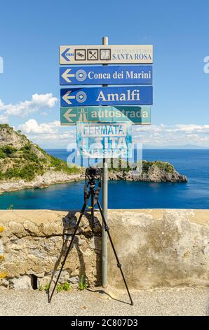 Costiera Amalfitana, Italia. 27 maggio 2020. Una reflex Nikon montata su un treppiede Manfretto di fronte ad un meraviglioso panorama sulla Costiera Amalfitana, vicino a un autobus Foto Stock