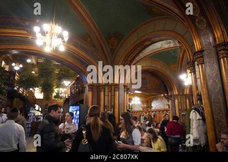 Interno del Caru cu Bere (la birra carrello) la birra la hall e il ristorante, Bucarest, Romania Foto Stock