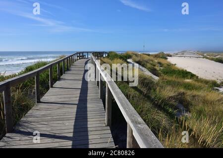 Percorso spiaggia tra dune di sabbia a Costa Nova, una famosa spiaggia vicino Aveiro, Centro, Portogallo Foto Stock