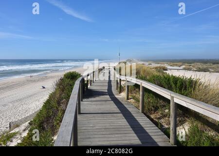 Percorso spiaggia tra dune di sabbia a Costa Nova, una famosa spiaggia vicino Aveiro, Centro, Portogallo Foto Stock