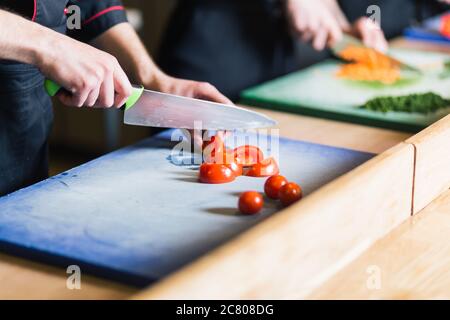 Maschio di cuochi prepara sushi al ristorante cucina Foto Stock