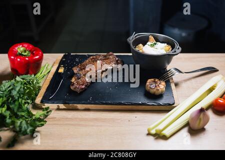 Un assortimento di deliziose grigliate di carne con verdure alla brace su un barbecue Foto Stock