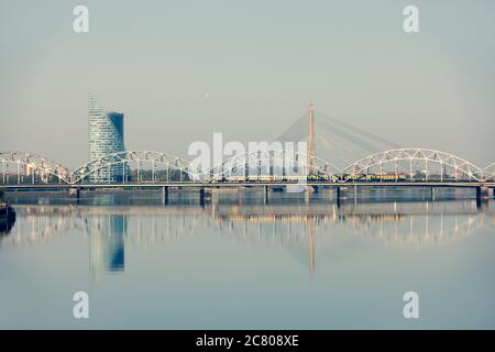 Panorama di riga in tranquillità sul fiume Daugava Foto Stock