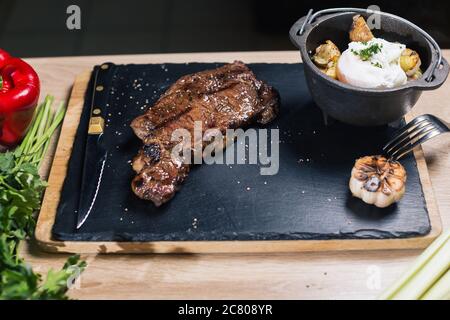 Un assortimento di deliziose grigliate di carne con verdure alla brace su un barbecue Foto Stock